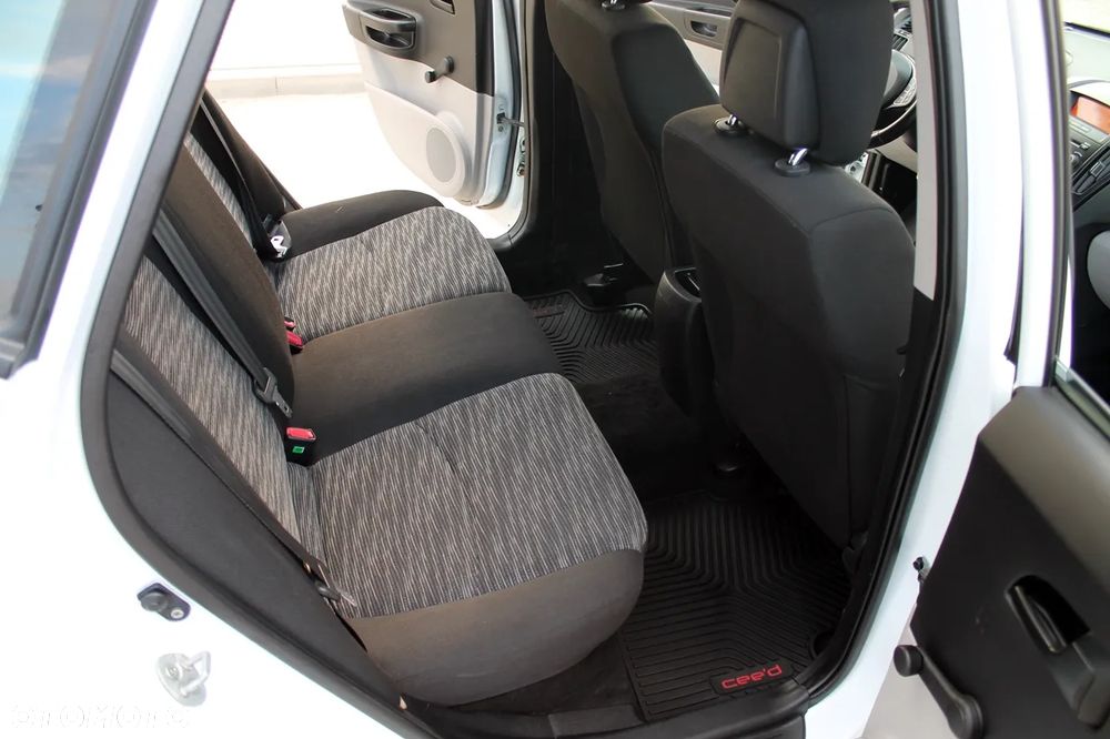 Kia Ceed - 13
