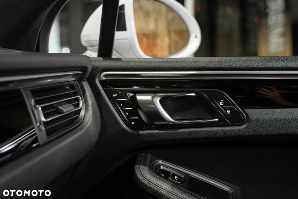 Porsche Macan - 24