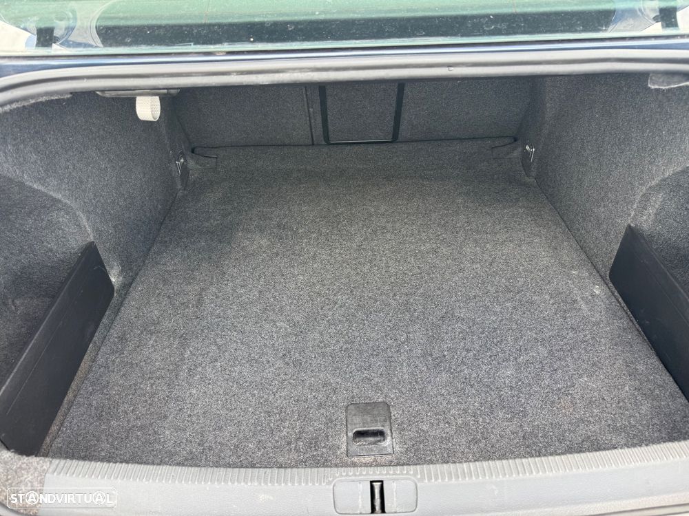 VW Passat 2.0 TDI Confortline - 32