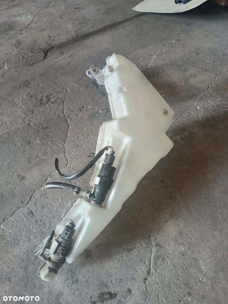 ZBIORNICZEK SPRYSKIWACZY POD XENON KOMPLETNY  AUDI A6 C6 - 2