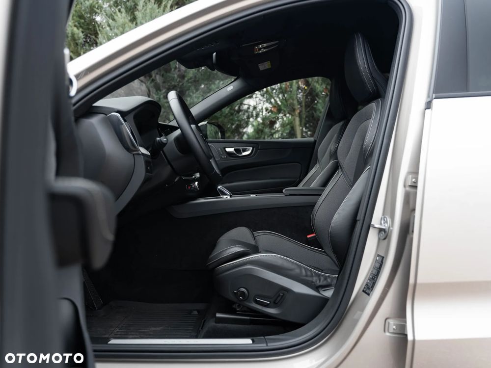 Volvo XC 60 B5 B AWD Plus Dark - 29