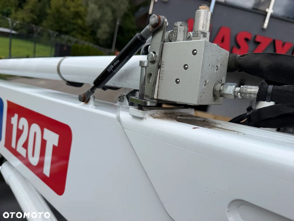 Nifty DINO 120T. Zwyżka koszowa 12 metrów wysuwana na raz. Podnośnik HDS. Napęd Hydrauliczny na dwa koła. Obraca się w koło 360. jak nówka z salonu. 2016 rok. 1220 mtg. Książka Serwisowa od nowości do wglądu. PRĄD 230v. 4 sekcje sterowania na dole. Nowy model! Z komuny Norweskiej. Używana była 1 raz do roku. Serwisowana w DEKRA do końca OKAZJA. Zwyżka Obrotowa. Poziomowanie kosza. Pełna Hydraulika. Sterowanie góra dół! Wysuwane ramie. Wieniec tryby zero zużycia! Ani deka luzów i wycieków. Mała lekka i zwinna zwyżka o potężnym zasięgu. OKAZJA TANIO. Do rejestracji. Import Norwegia! Posiadam 4 sztuki wszystkie jak nowe z salonu. Zapraszam do przetestowania. Nowy Sącz. woj. Małopolskie - 31