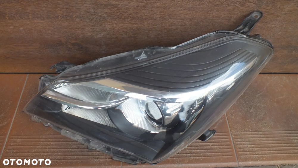 Lampa przednia lewa Toyota Yaris III lift soczewka - 3