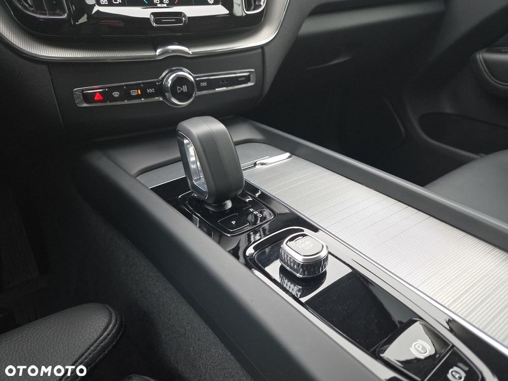 Volvo XC 60 B5 B AWD Plus Dark - 24