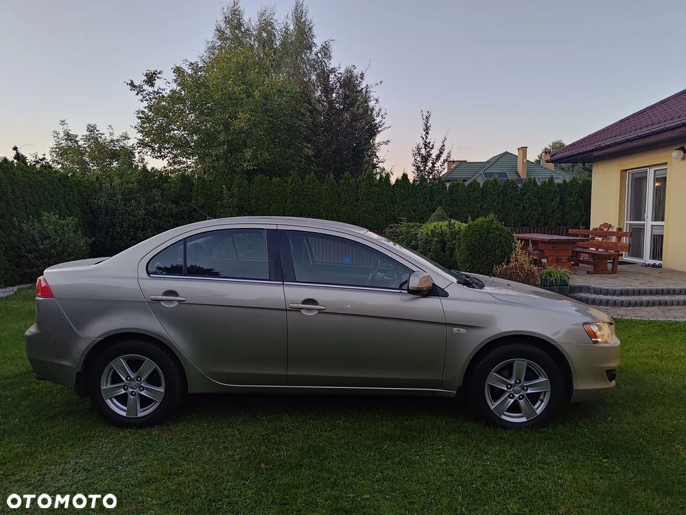 Mitsubishi Lancer 1.5 Invite - 1