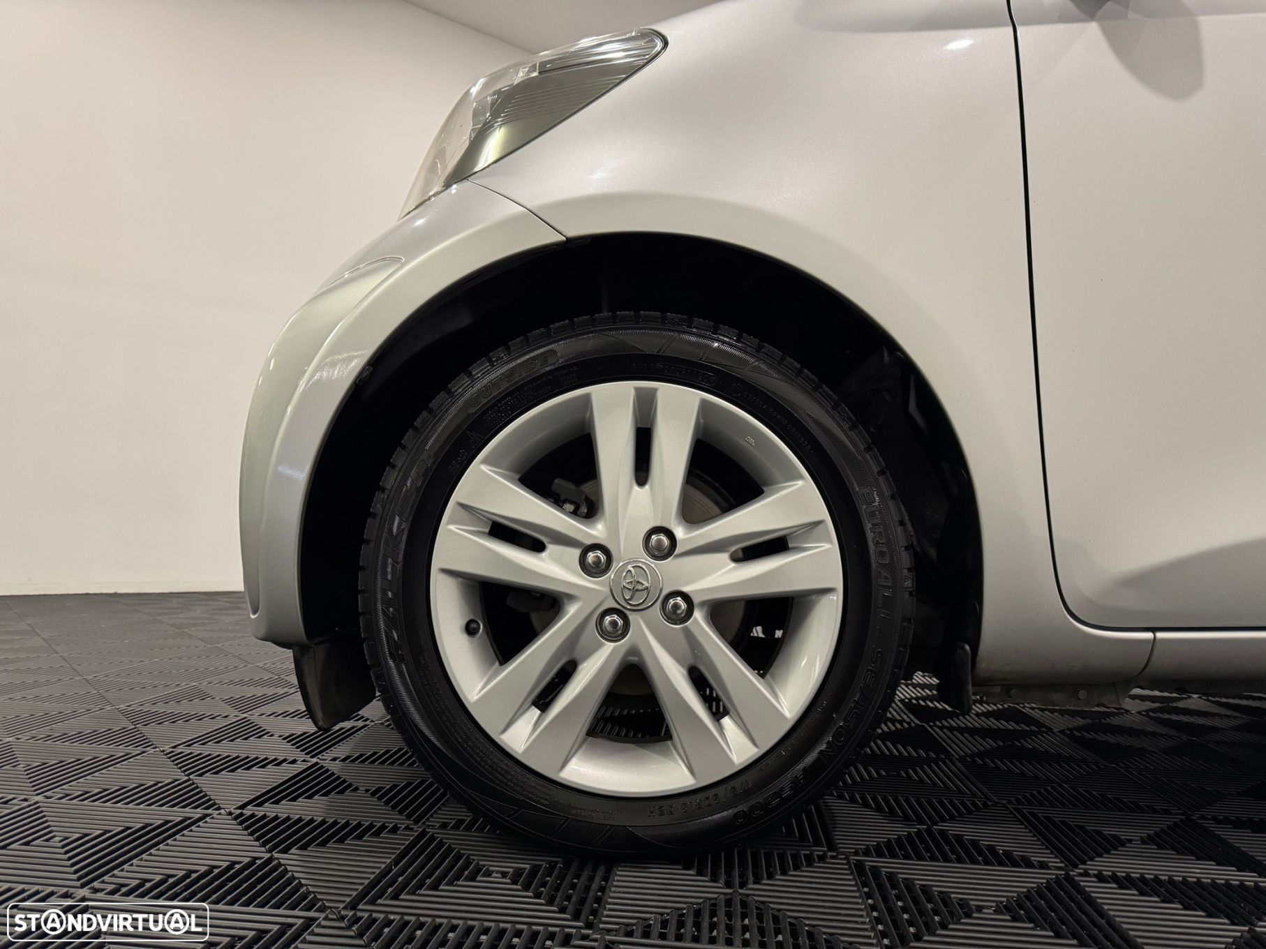 Toyota iQ 1.33 VVT-i - 11