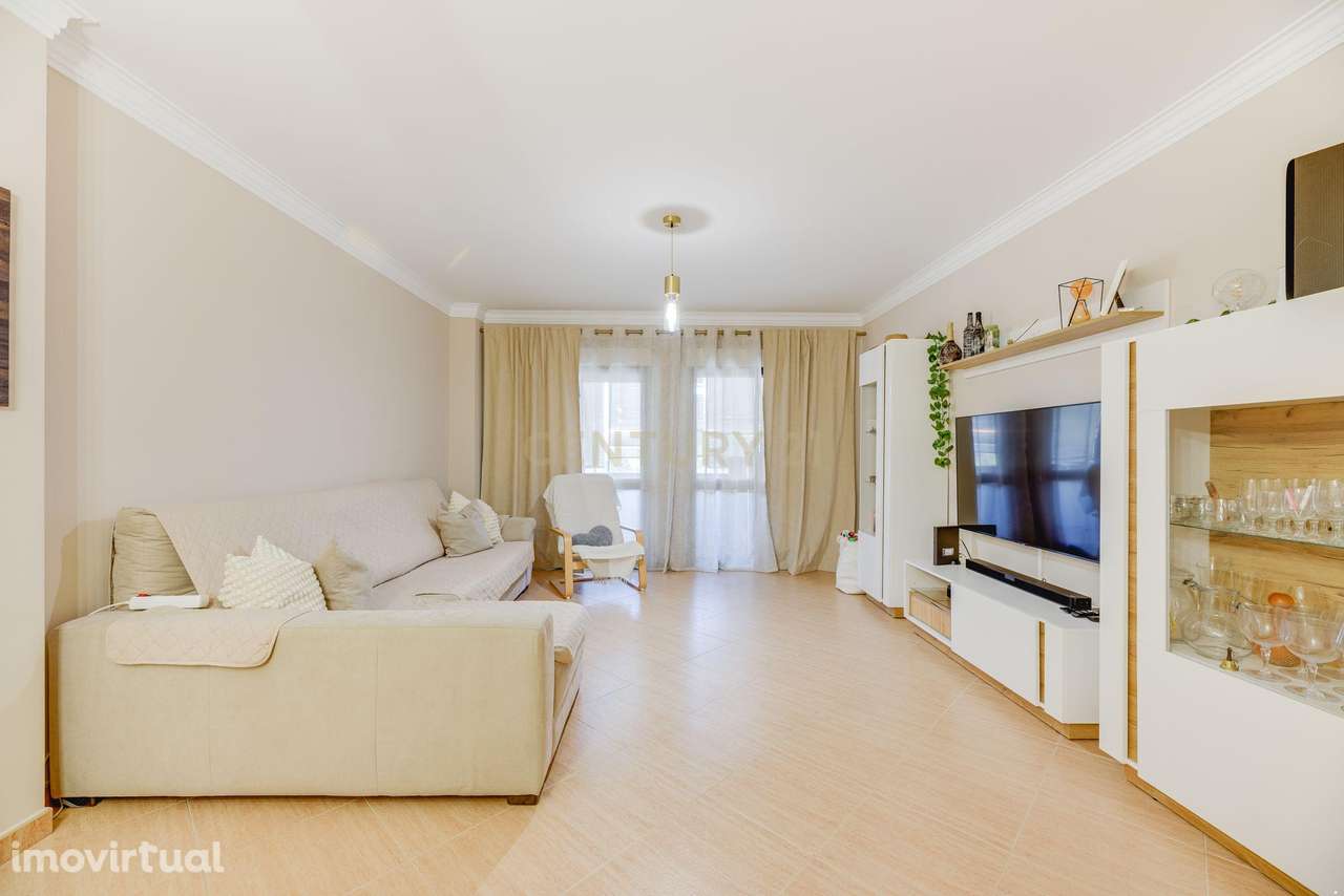 Fantástico T3 semi-remodelado, com áreas generosas e ótima luminosidad - Grande imagem: 3/37