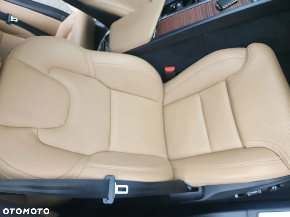 Volvo XC 60 B4 D AWD Ultimate Dark - 19