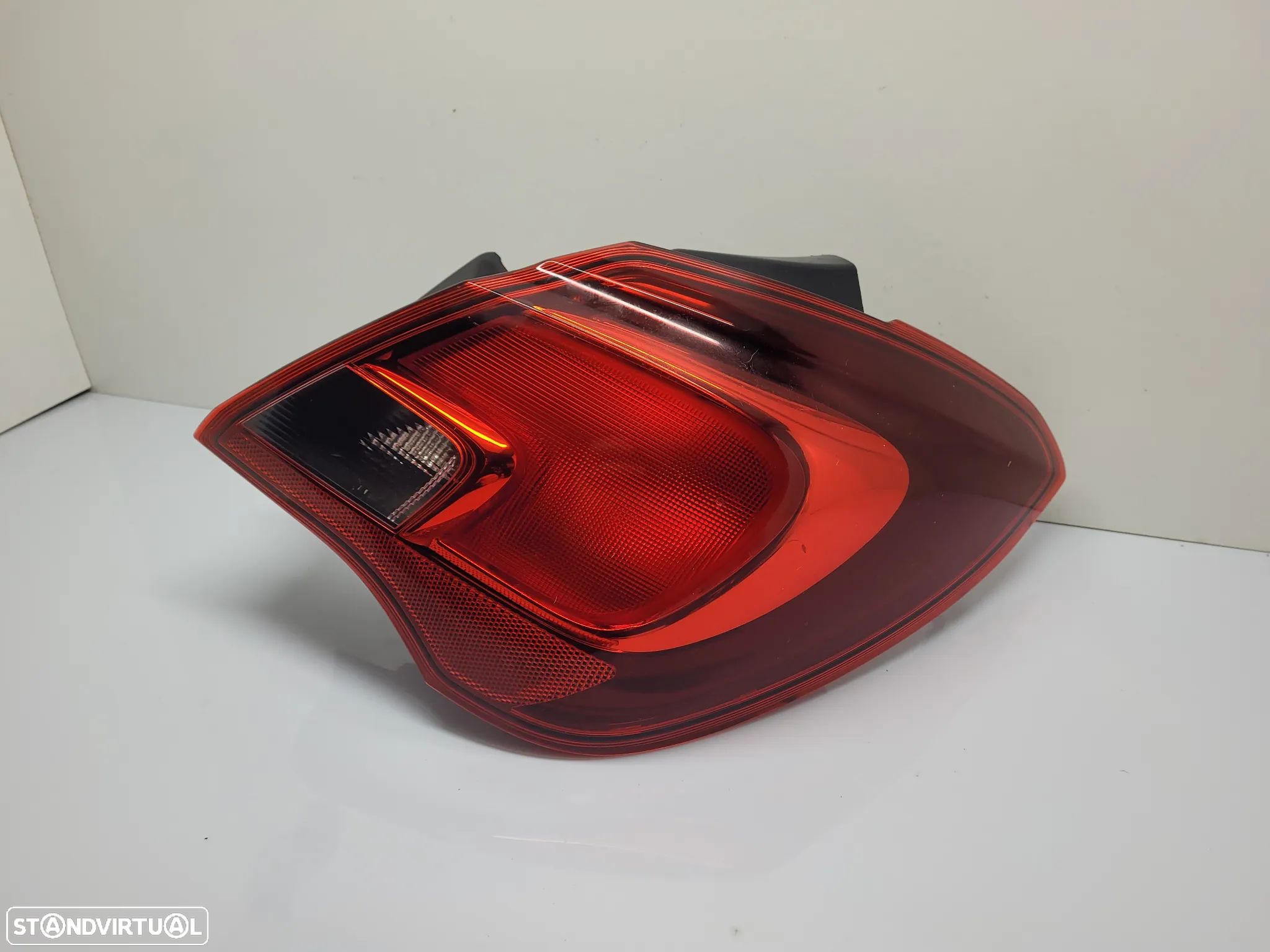 Farolim STOP direito OPEL Corsa E REF: 39068623 (2014-2019) - 1