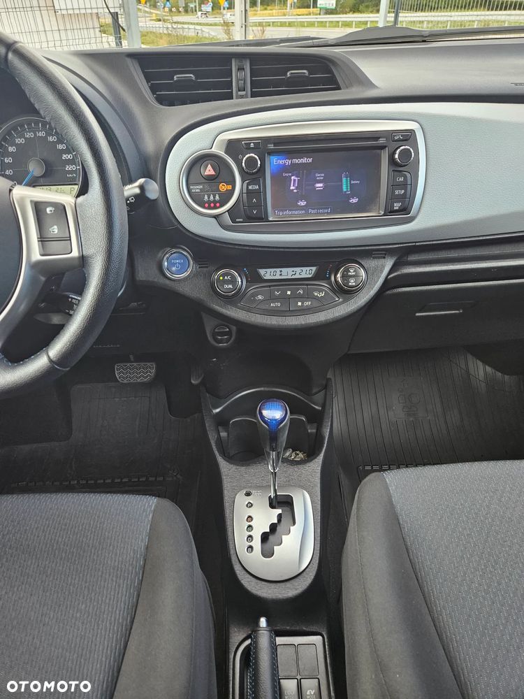 Toyota Yaris Hybrid 100 Sol - 14