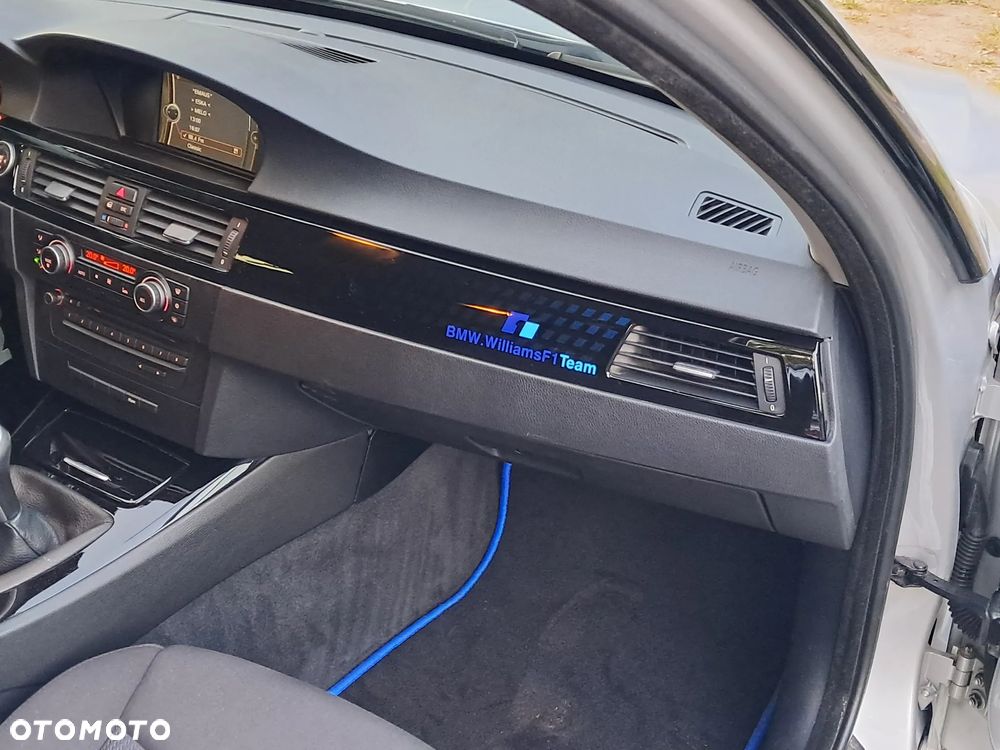 BMW Seria 3 318d Touring - 9