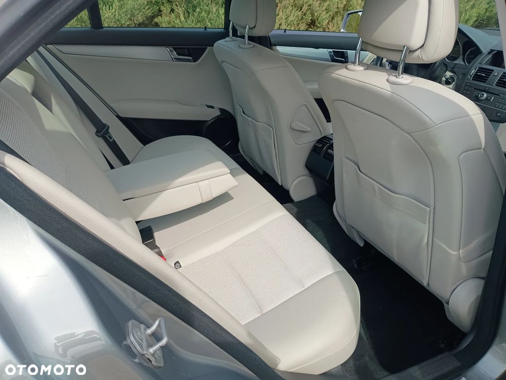 Mercedes-Benz Klasa C 180 CGI Automatik BlueEFFICIENCY Avantgarde - 19