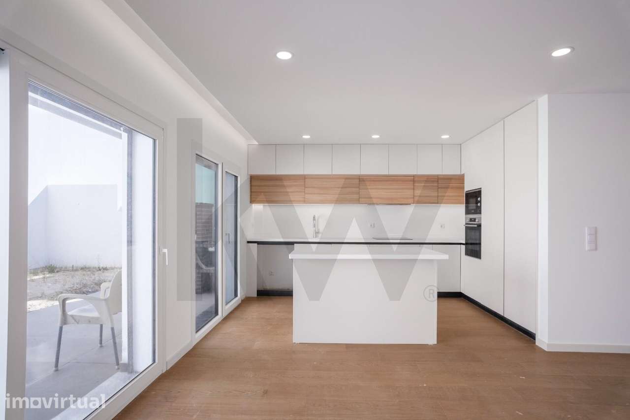 Moradia T4  com Piscina e Jardim em Vialonga