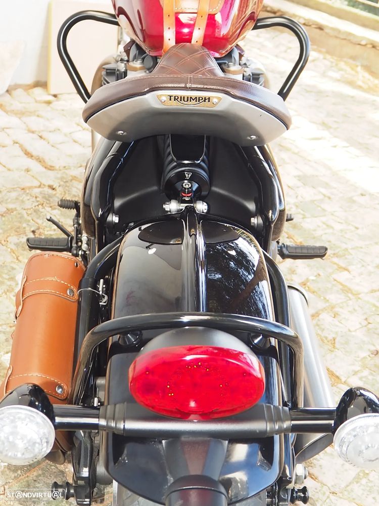Triumph Bonneville BOBBER - 9