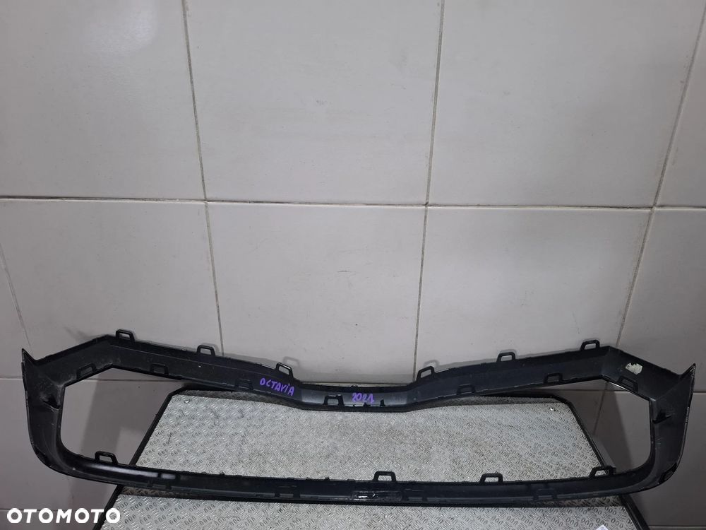 Ramka grilla atrapy Skoda Octavia IV 2021 rok nr 5E3853761A - 5