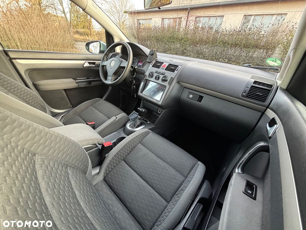 Volkswagen Touran 1.9 TDI DSG Conceptline - 24