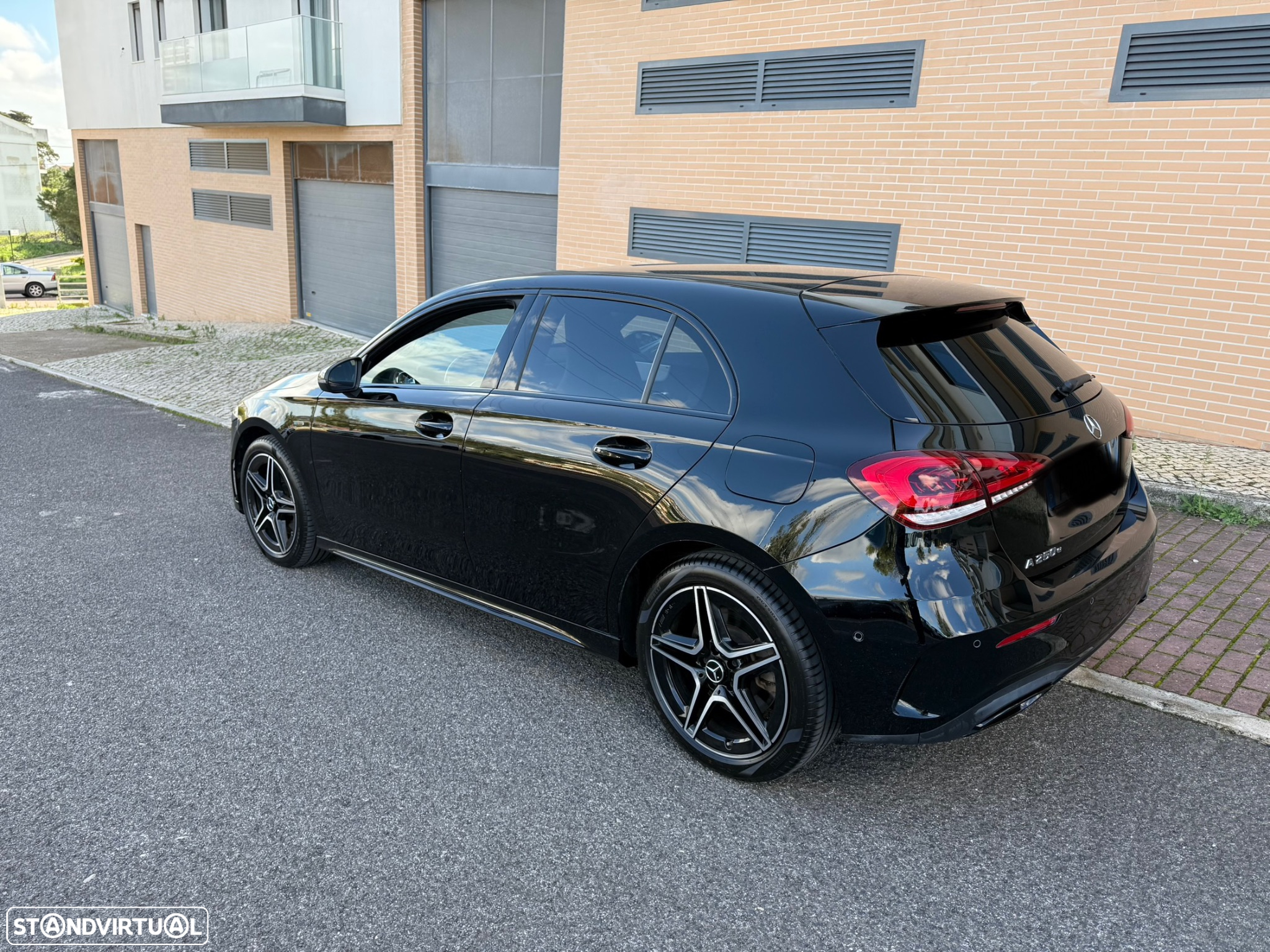 Mercedes-Benz A 250 e AMG Line - 13
