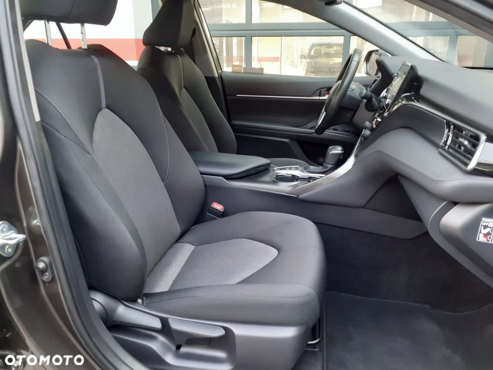 Toyota Camry 2.5 Hybrid Comfort CVT - 25