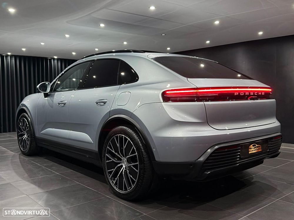 Porsche Macan Electric 4 - 7