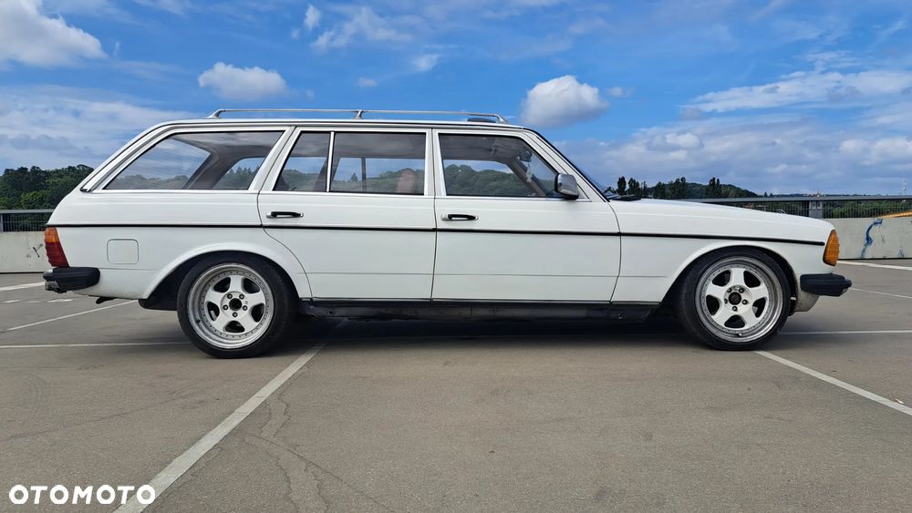 Mercedes-Benz W123 - 21