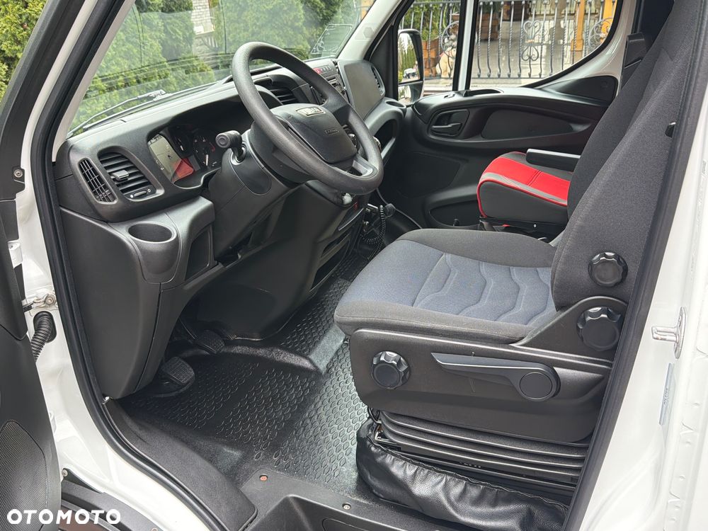 Iveco DAILY AUTOBUS 24 MIEJSCA / PRZEWÓZ OSÓB NIEPEŁNOSPRAWNYCH / KLIMA POSTOJOWA / WEBASTO / TELEWIZOR / LEDY W ŚRODKU KOLOROWE / Salon Polska/ Nowe Opony/Jak Nowe/Mały Przebieg/ - 18