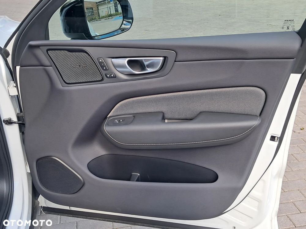 Volvo XC 60 B4 B Plus Dark - 18