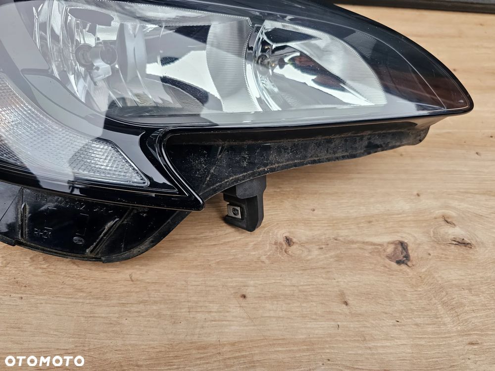LAMPA PRAWY PRZÓD PRAWA PRZEDNIA OPEL CORSA E EUROPA 39108223 - 9