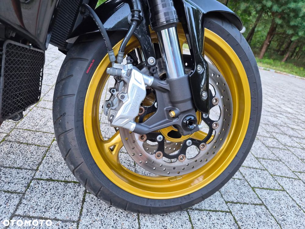 Suzuki GSX - 26