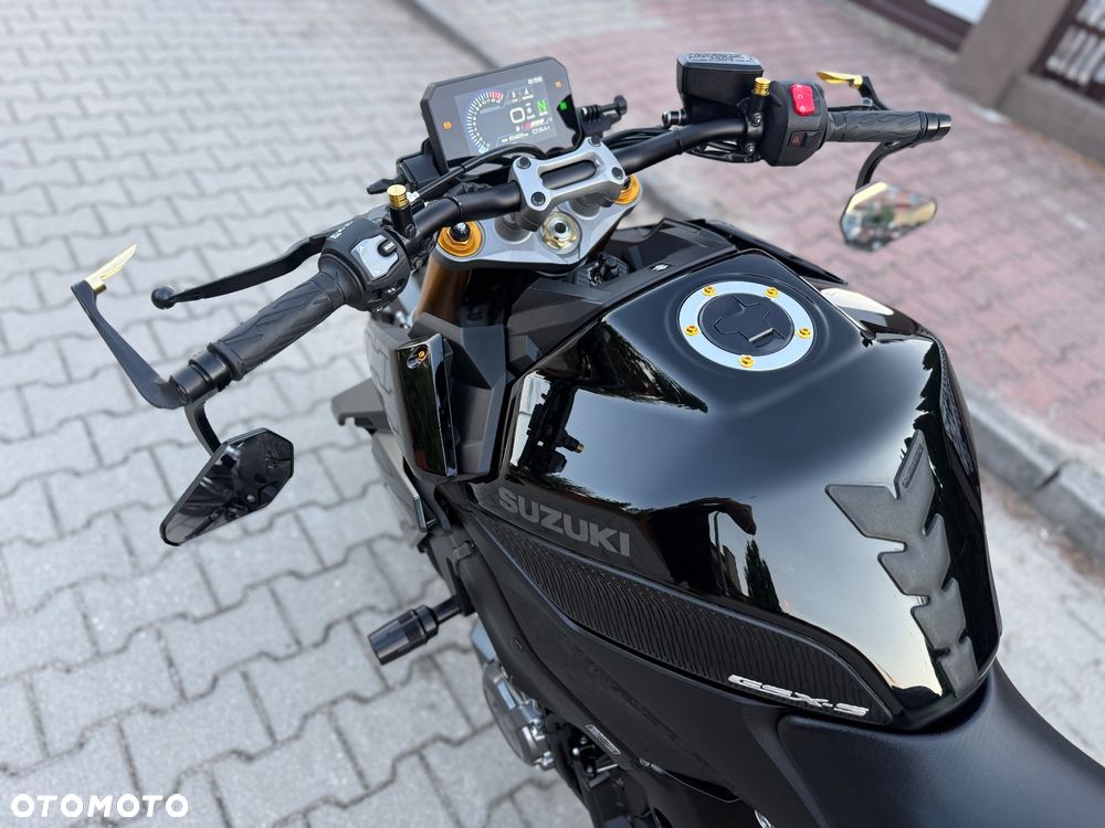 Suzuki GSX - 26