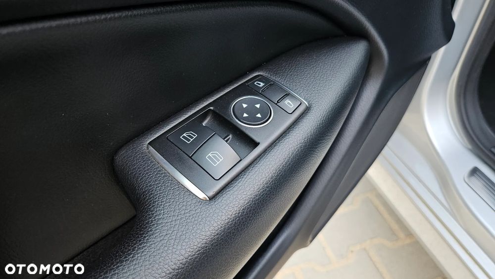 Mercedes-Benz Klasa C 180 CGI BlueEff - 16