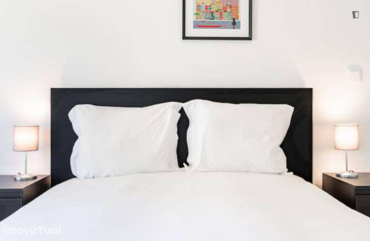 Quarto - localizado em Lordelo do Ouro Porto - Grande imagem: 2/17