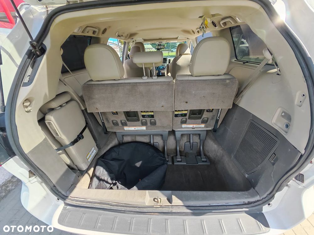 Toyota Sienna 3.5 V6 - 6