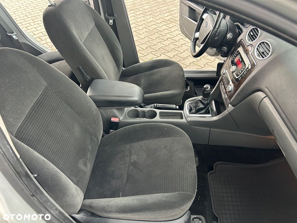 Ford Focus Ghia - 25
