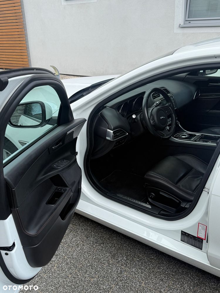 Jaguar XE 2.0 D Prestige - 22