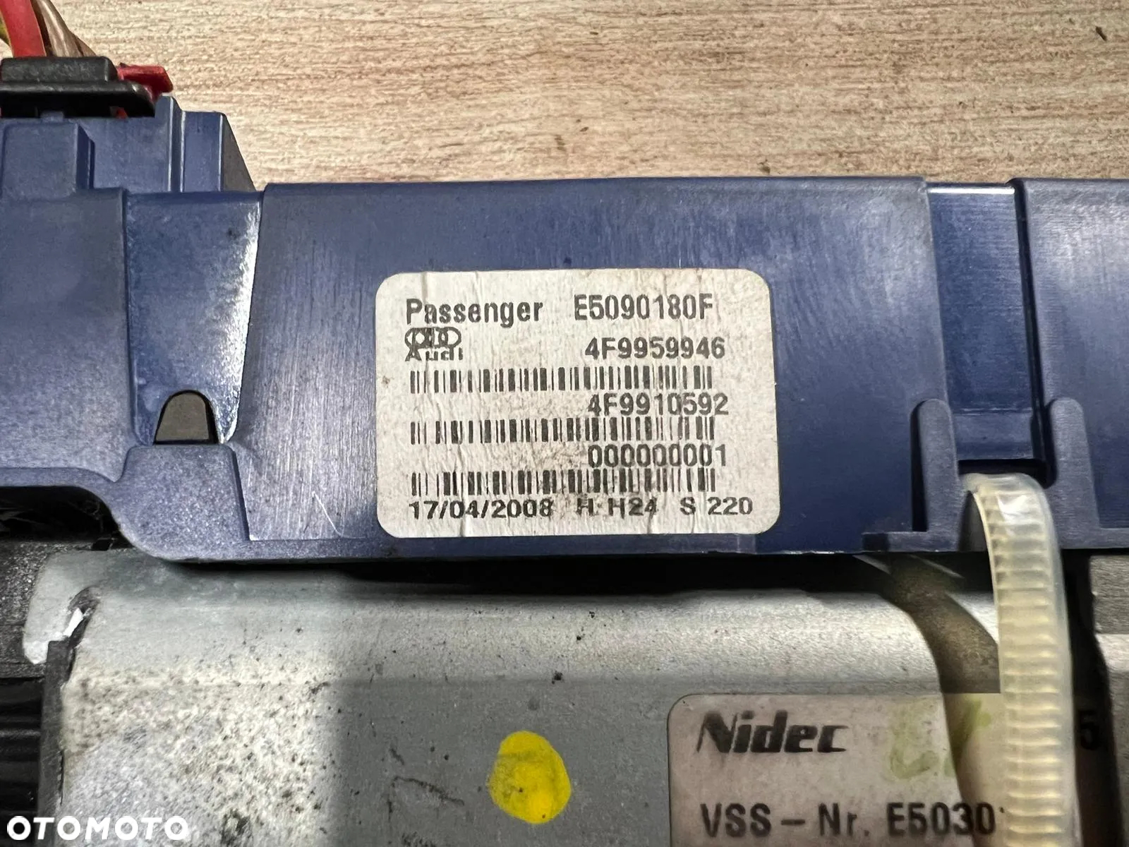 Siłowniki klapy bagażnika AUDI A4 B8 AVANT 8K9827851 8K9827852 - 2