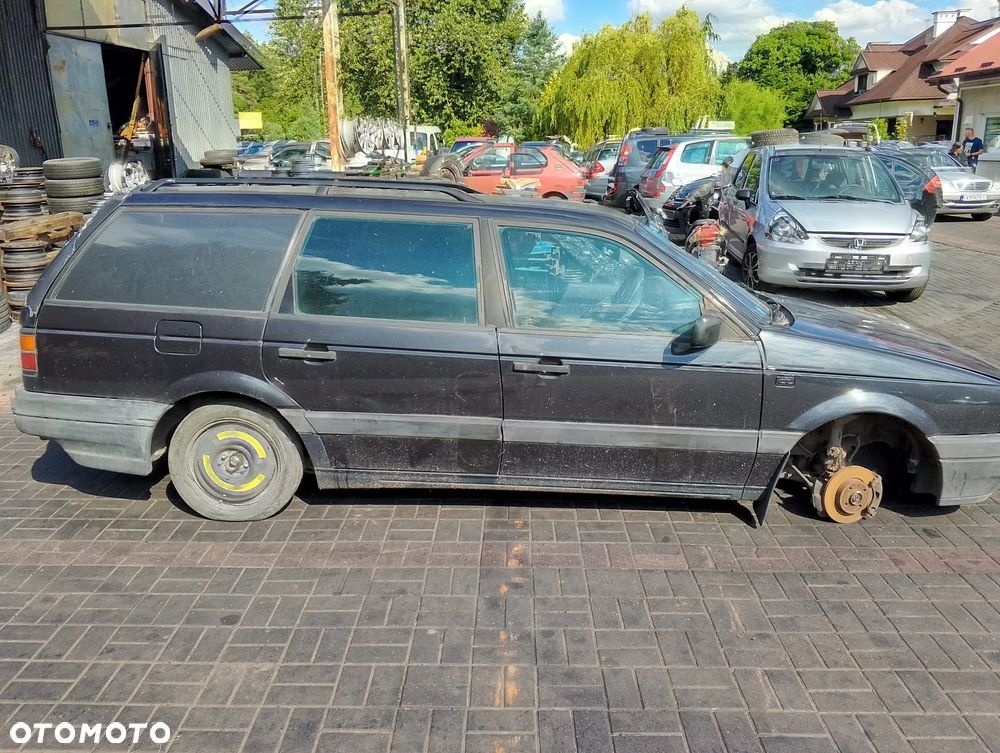 Volkswagen Passat B3 (88-91r.) 1.9 D 68KM. Silnik 1Y Skrzynia ALY pasuje do ALA, ALB, ALS ,ARC,AGC,AFE,AMA lakier LA9V.Cały na części. GWARANCJA !!!  Przód Tył Zestaw Komplet Drzwi Klapa Zderzak Błotnik Maska Grill Atrapa Szyba Pas Lampa Lusterko Boczki Fotel Kanapa Kokpit Deska Rozdzielcza Przełącznik Włącznik Sterownik Przewody Wiązka Instalacja Moduł Komputer Czujnik Listwa Pompa Alternator Wtryski Głowica Rozrusznik Kompresor Sprzęgło Dwumas Silnik Skrzynia ABS Klimatyzacji Paliwa Wspomagania Kolektor Turbina Przepustnica Zawór Chłodnica Koło Hak Belka Sanki Zawieszenie Mcpherson Półoś Amortyzator Wydech Tłumik Zacisk Most - 4