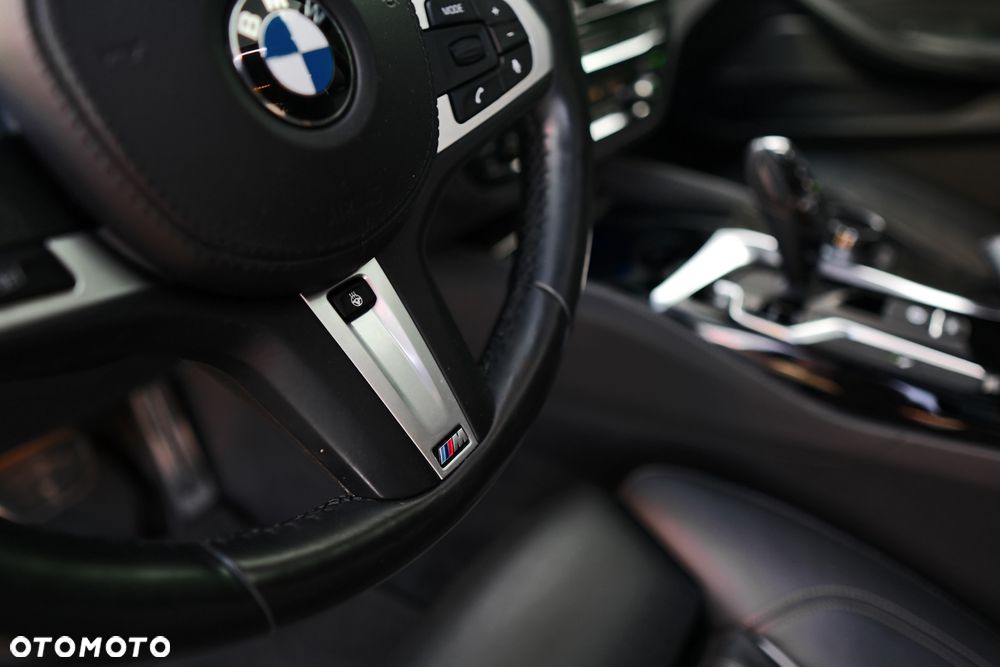BMW Seria 5 M550i xDrive sport - 27
