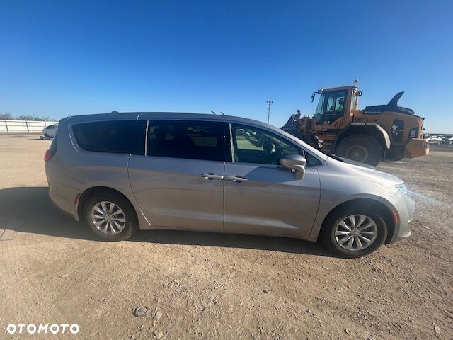 Chrysler Pacifica - 1