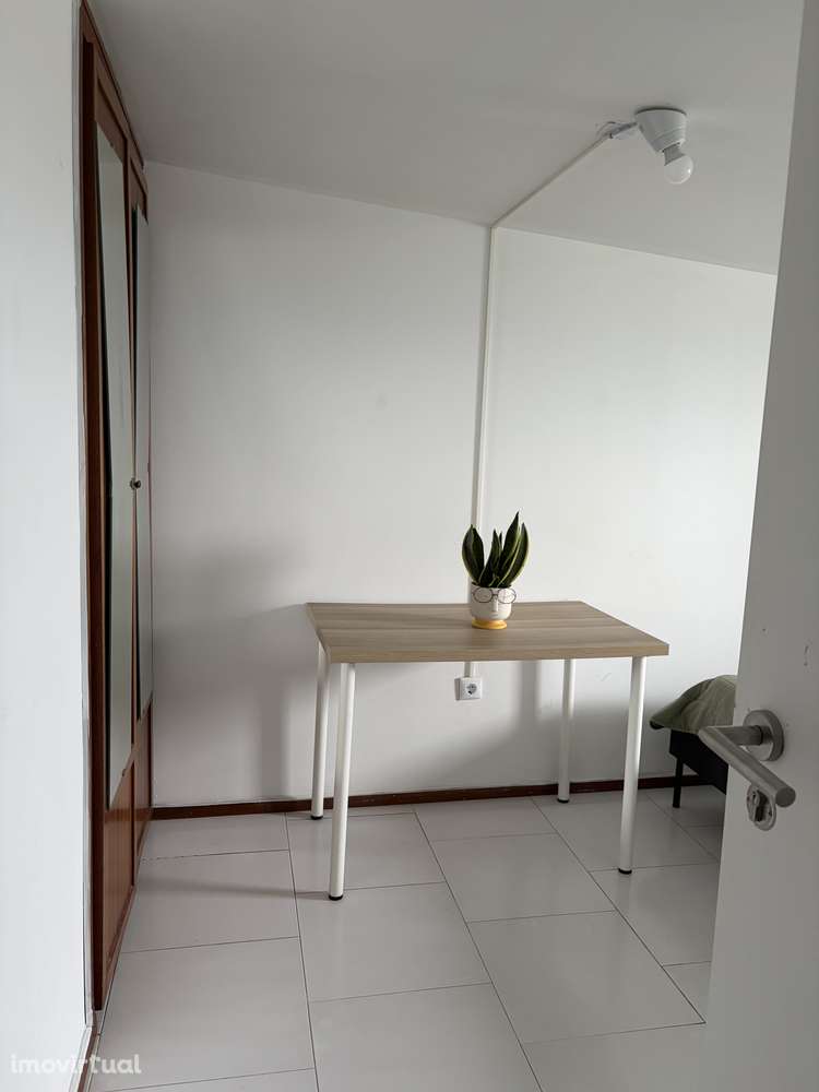 Quarto individual com cama de casal - Grande imagem: 5/5