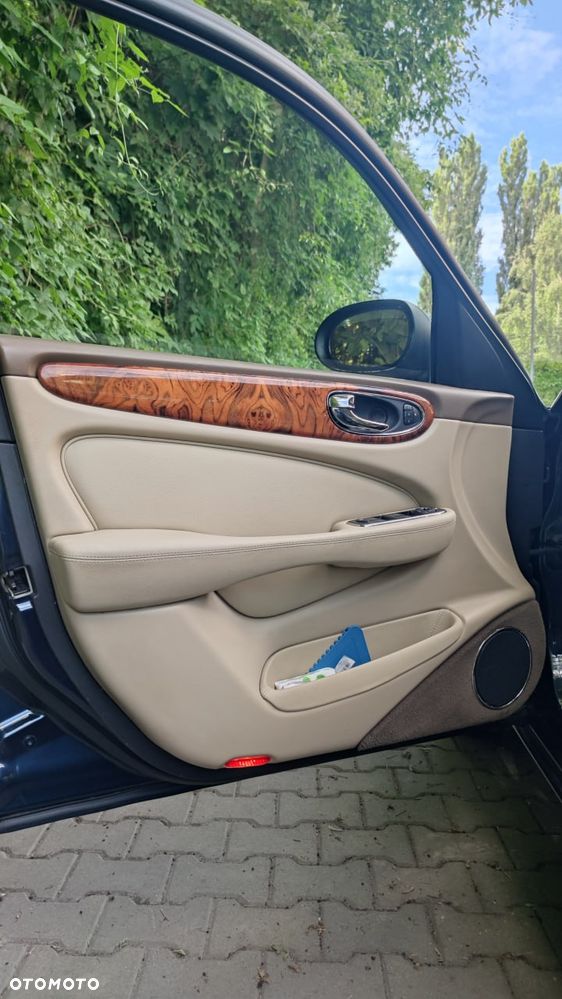 Jaguar XJ - 16