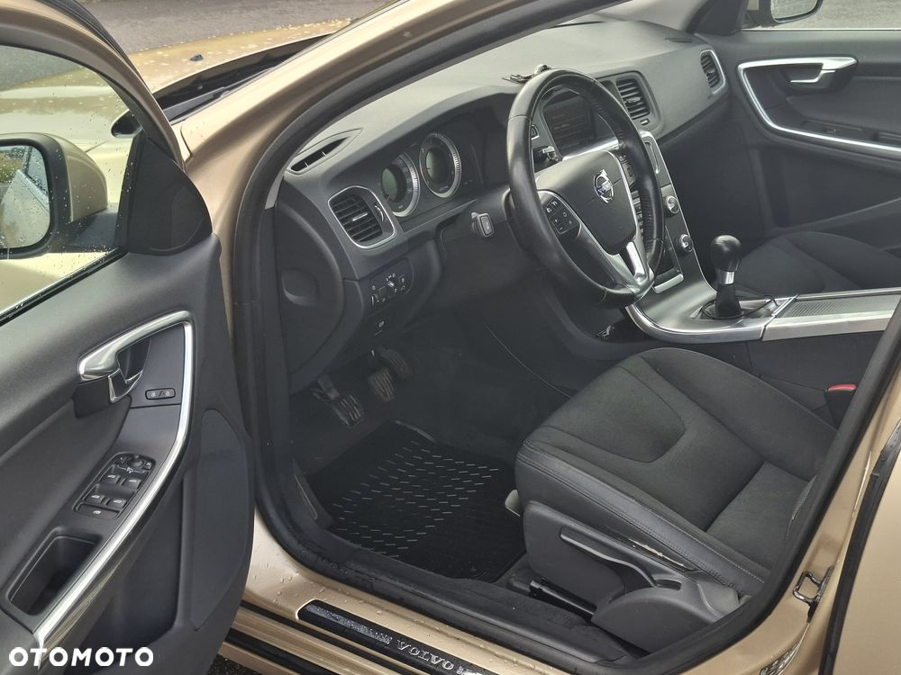 Volvo V60 D3 R-Design - 11