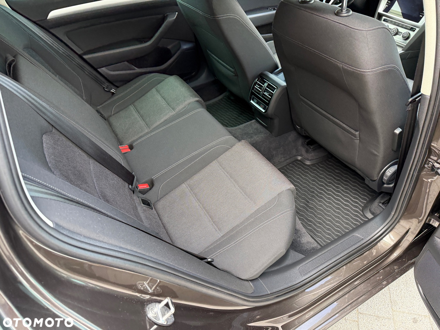 Volkswagen Passat Variant 2.0 TDI SCR DSG Comfortline - 24