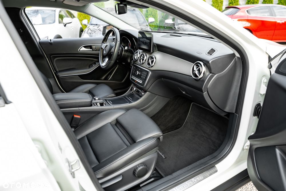 Mercedes-Benz GLA 200 7G-DCT - 24