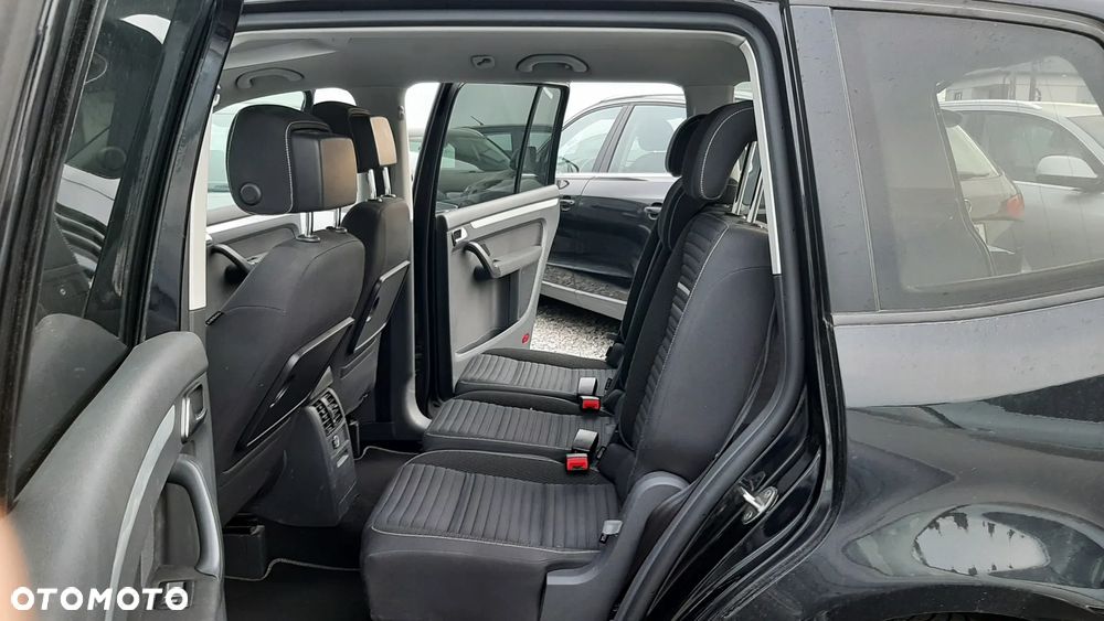 Volkswagen Touran - 12