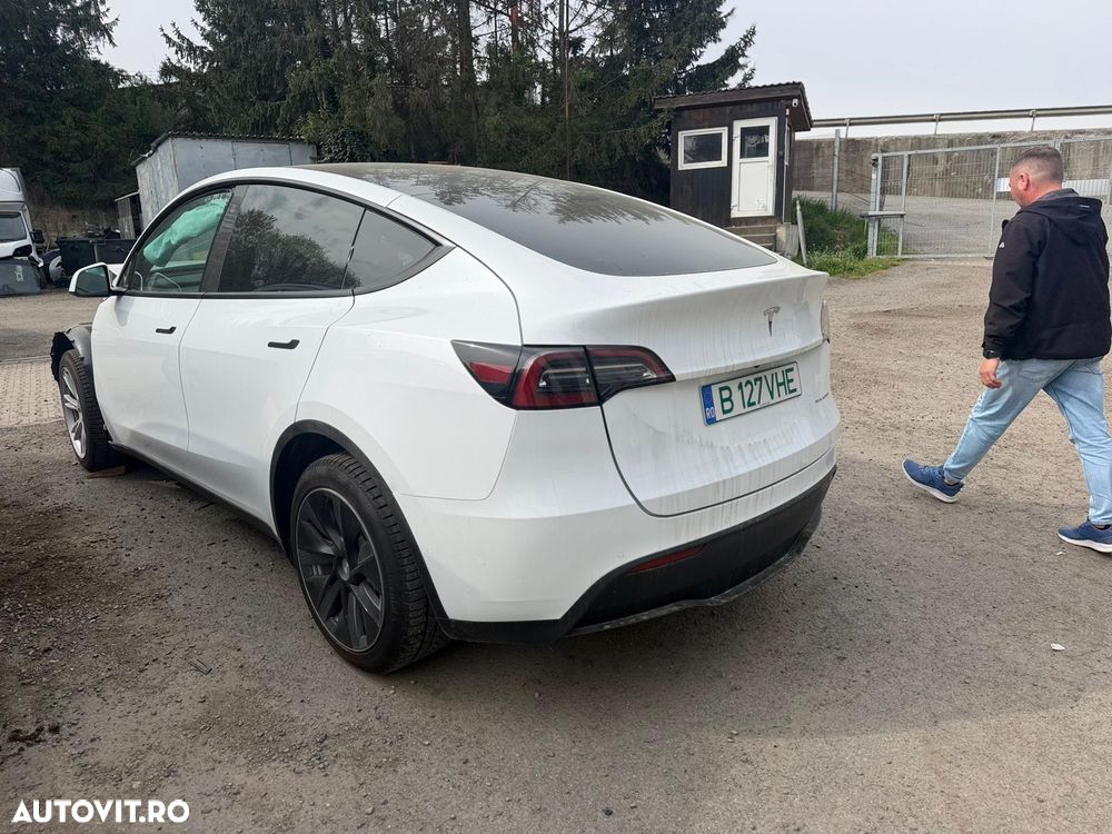 Tesla Model Y - 3