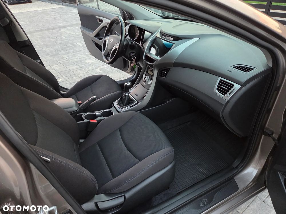 Hyundai Elantra 1.6 Comfort - 21