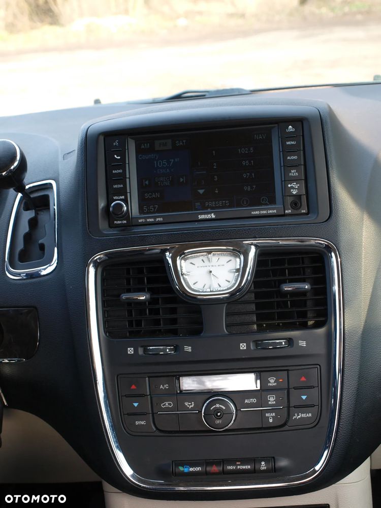 Chrysler Town & Country - 19
