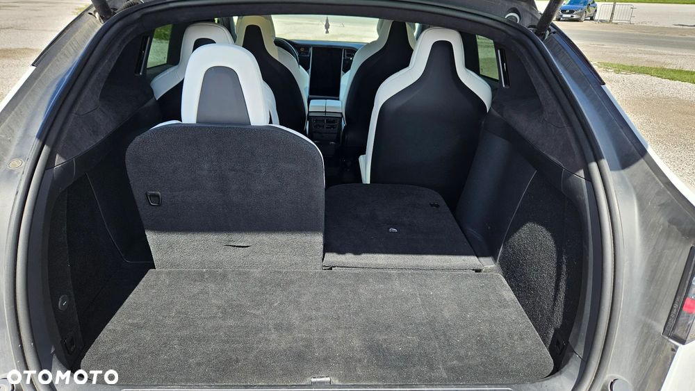 Tesla Model X - 25