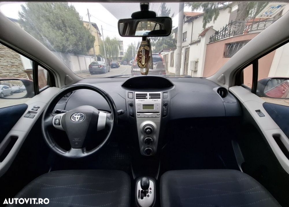 Toyota Yaris 1.3 Aut Luna - 3