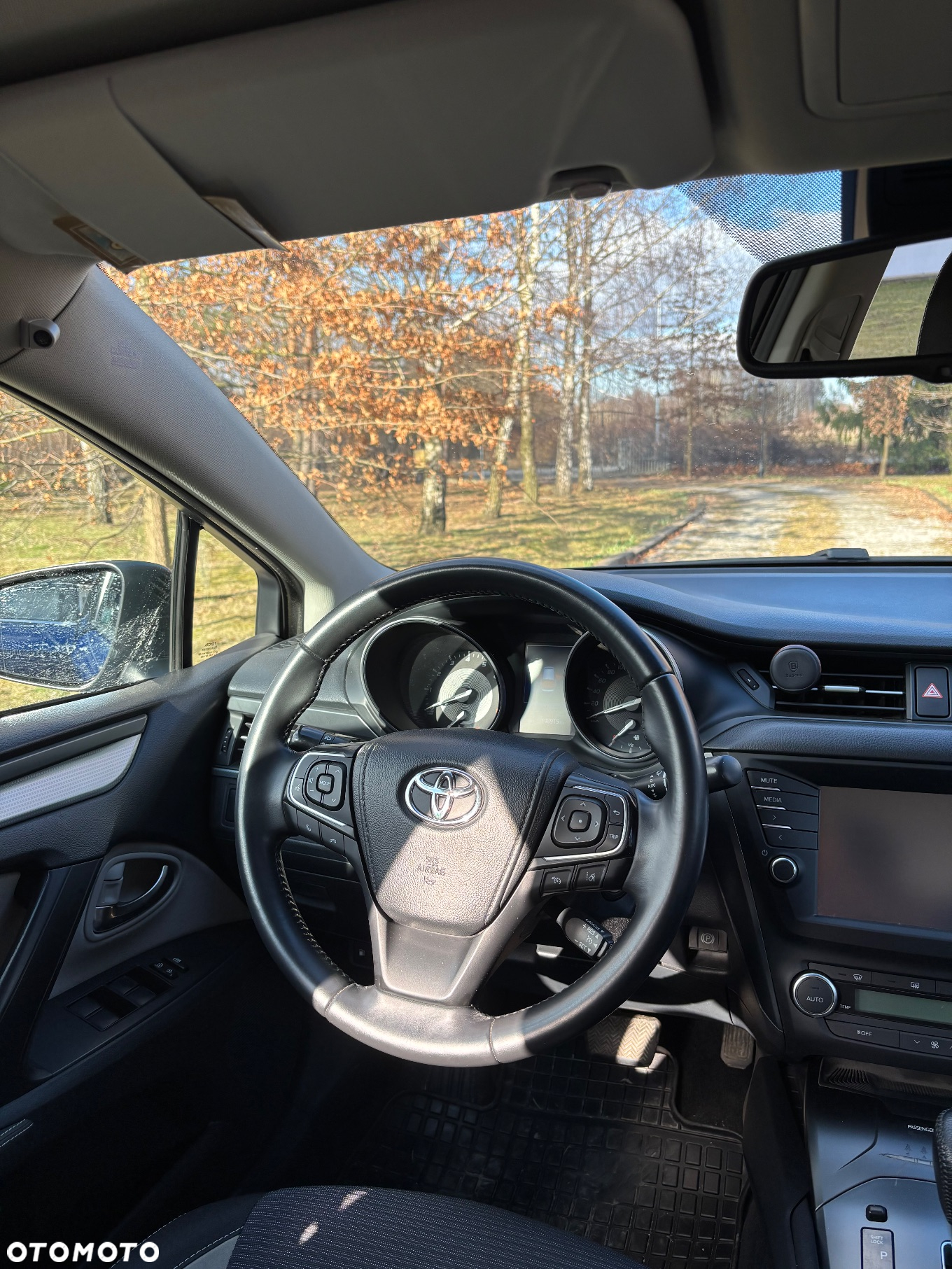 Toyota Avensis 1.8 Premium MS - 19